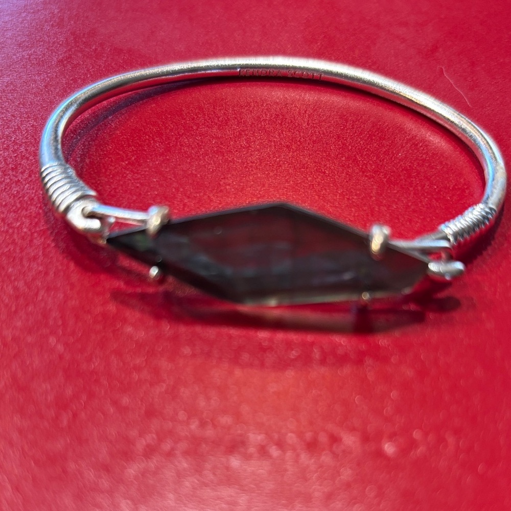 Elegant Silver Bracelet with Black Gemstone